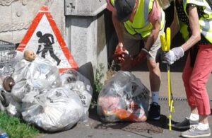 Photo of volunteer litter pickers in Hailsham