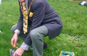 Photo of Mayor Cllr Paul Holbrook planting spring bulbs