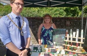 Photo of Town Mayor Cllr Chris Bryant with a trader at Hailsham Street Market held on Friday 15th August 2025