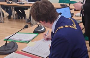 Photo of Town Mayor & Chair Cllr Chris Bryant signing the Declaration of Acceptance at the Annual Council Meeting held on Wednesday 20th May 2026.